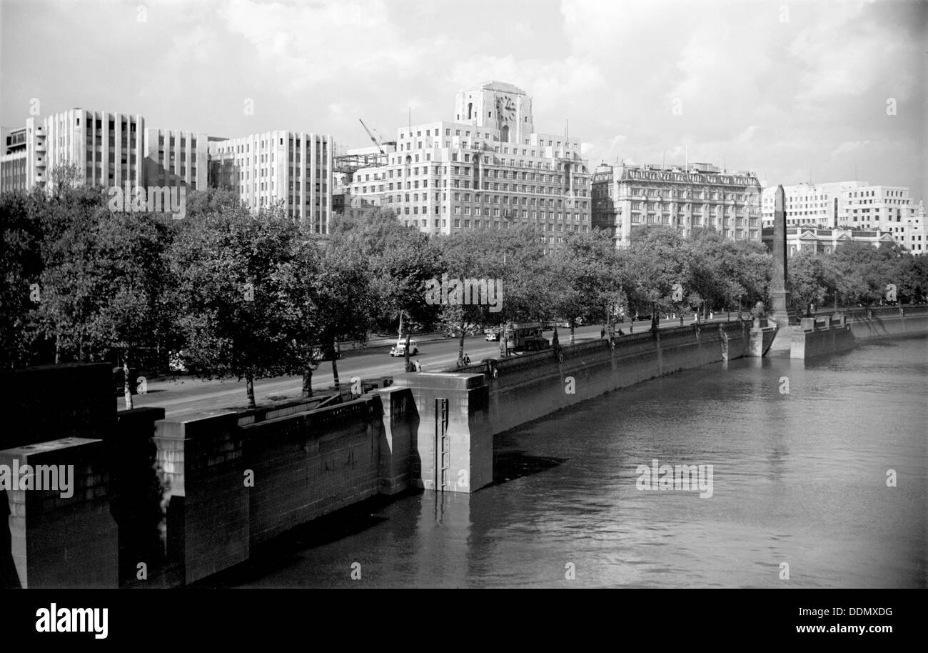 Le Victoria Embankment à vers Cleopatra's Needle, Londres, c1945-c1965. Artiste : SW Rawlings Banque D'Images