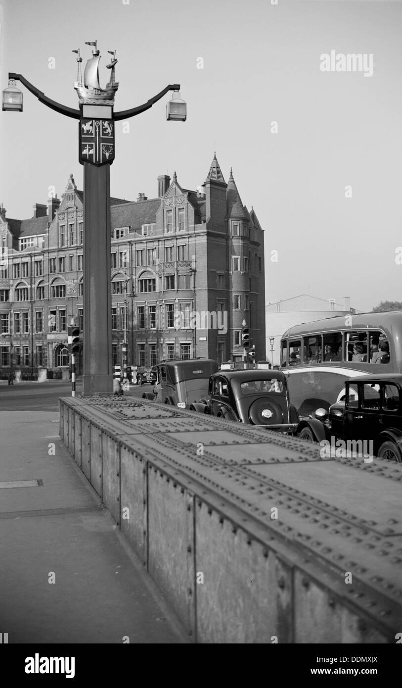 Chelsea armoiries sur un lampadaire, London, c1945-c1955. Artiste : SW Rawlings Banque D'Images