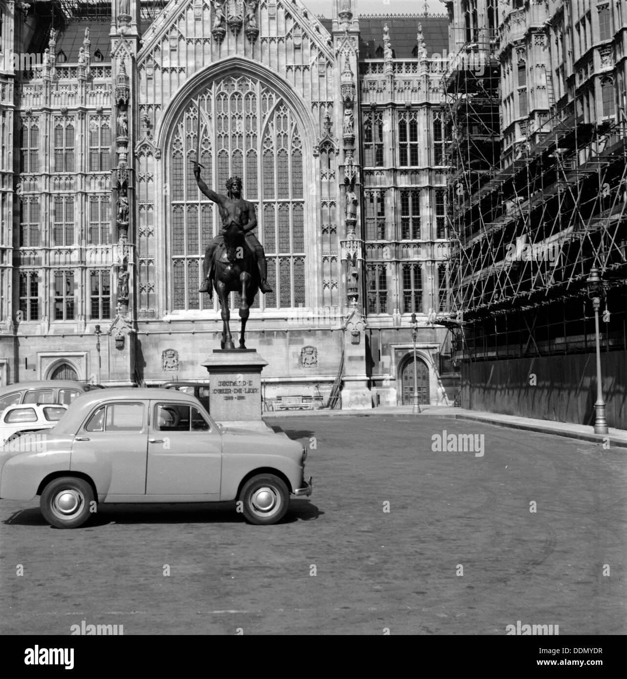 Richard Coeur de Lion et un bébé 'Austin' dans le vieux palace Yard, London, c1945-c1965. Artiste : SW Rawlings Banque D'Images