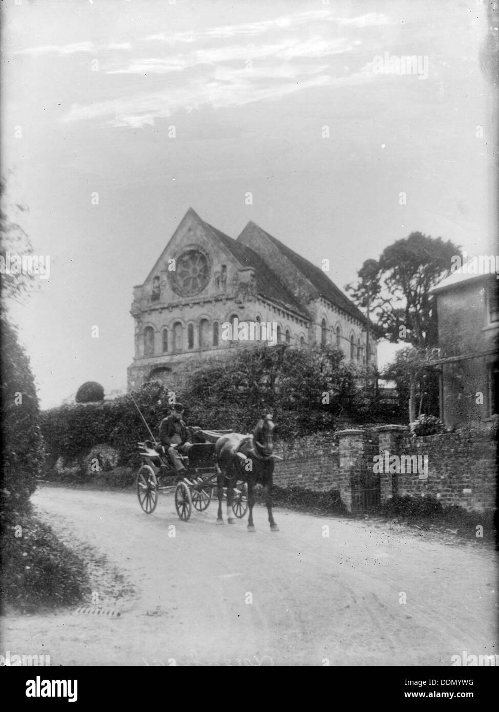 St Nicholas, Eythorne, Kent avec un homme et de poney et piège, c1860-c1922. Artiste : Henry Taunt Banque D'Images