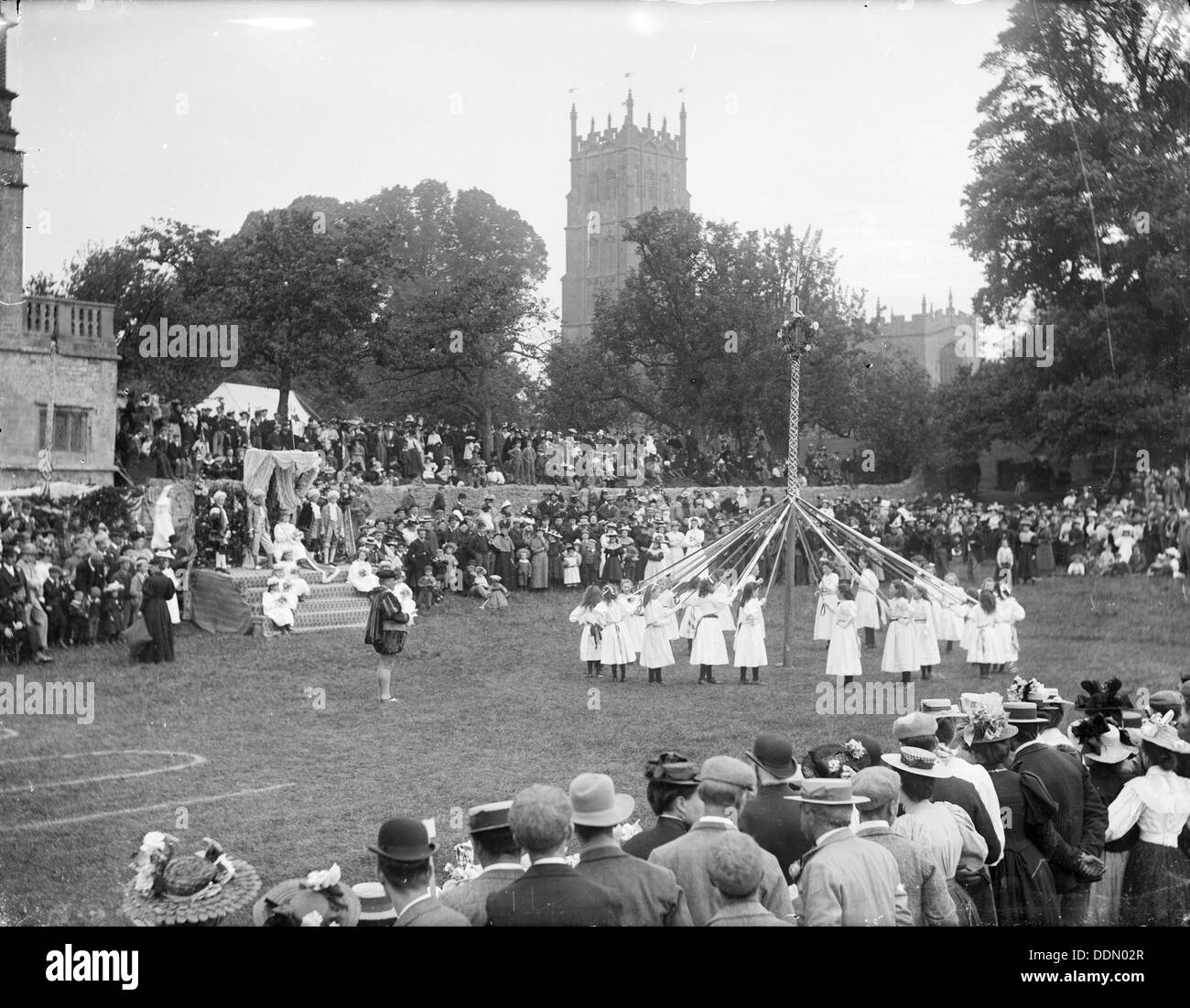 Les enfants qui prennent part à la danse poteau "maypole" village à Chipping Campden, Gloucestershire. Artiste : Henry Taunt Banque D'Images