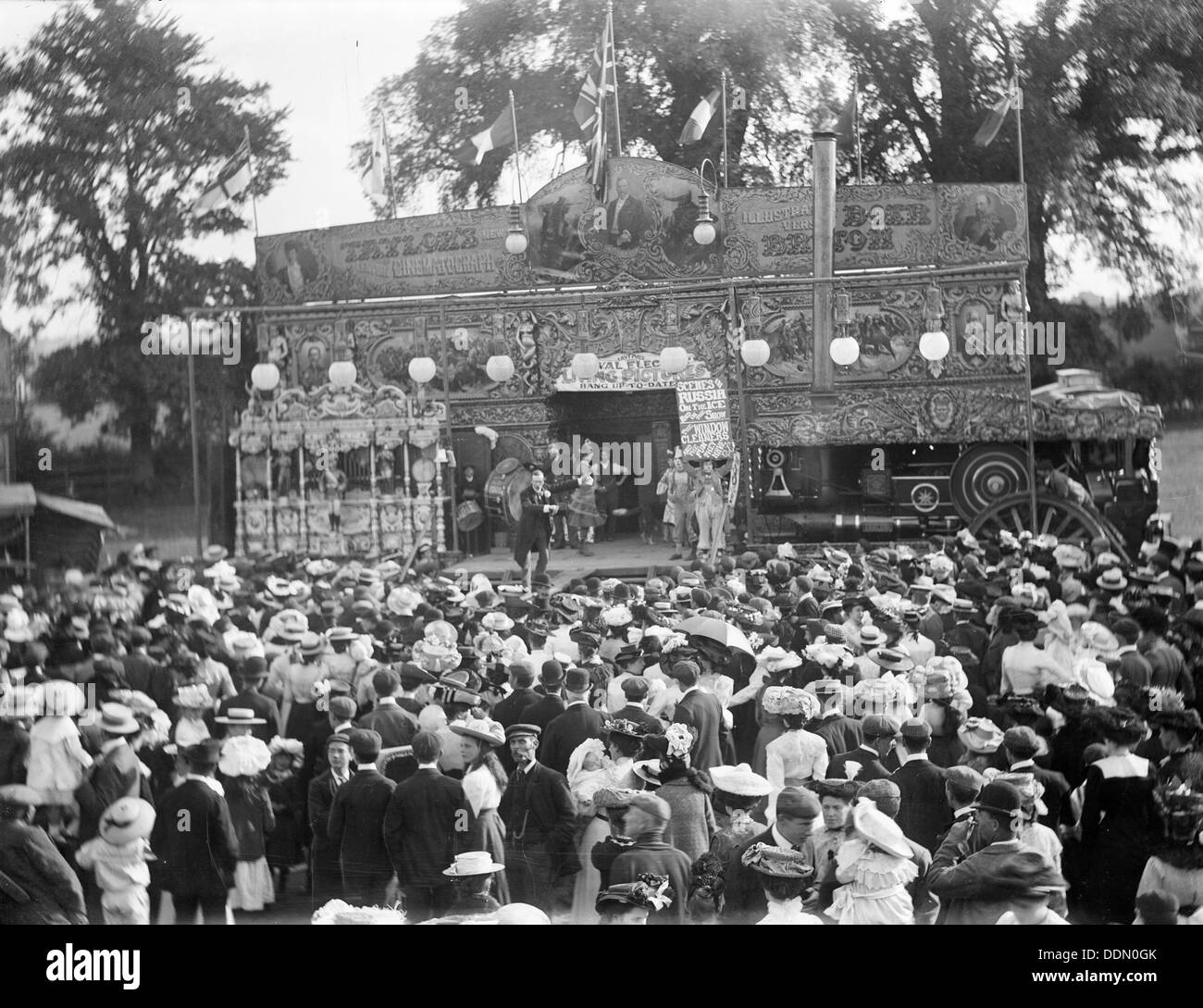 Taylor's show cinématographiques et foule à Witney Oxfordshire, Witney, équitable, c1860-c1922. Artiste : Henry Taunt Banque D'Images