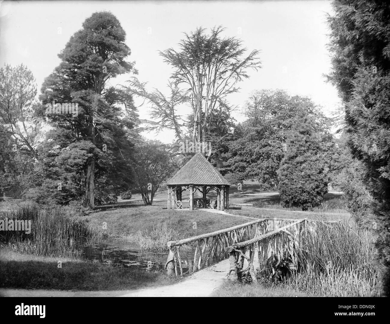 Pont de bois et un pavillon d'été, le Palais de Blenheim, Woodstock, Oxfordshire, 1894. Artiste : Henry Taunt Banque D'Images