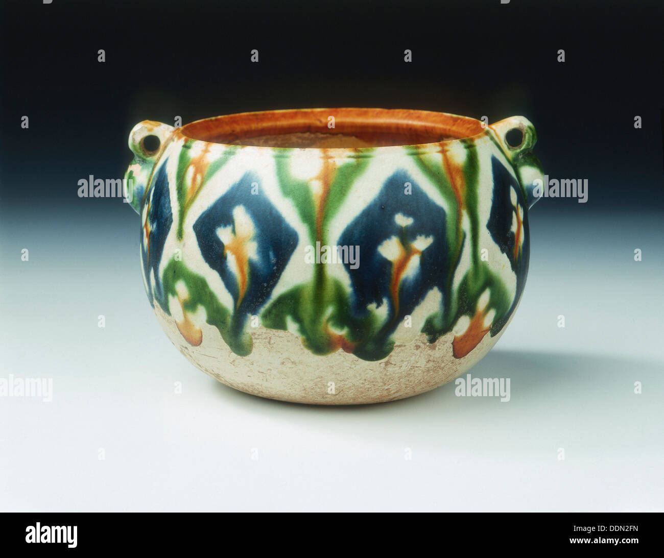 Pot poterie trois couleurs avec des motifs géométriques et floraux, dynastie des Tang, la Chine, début du viiie siècle. Artiste : Inconnu Banque D'Images