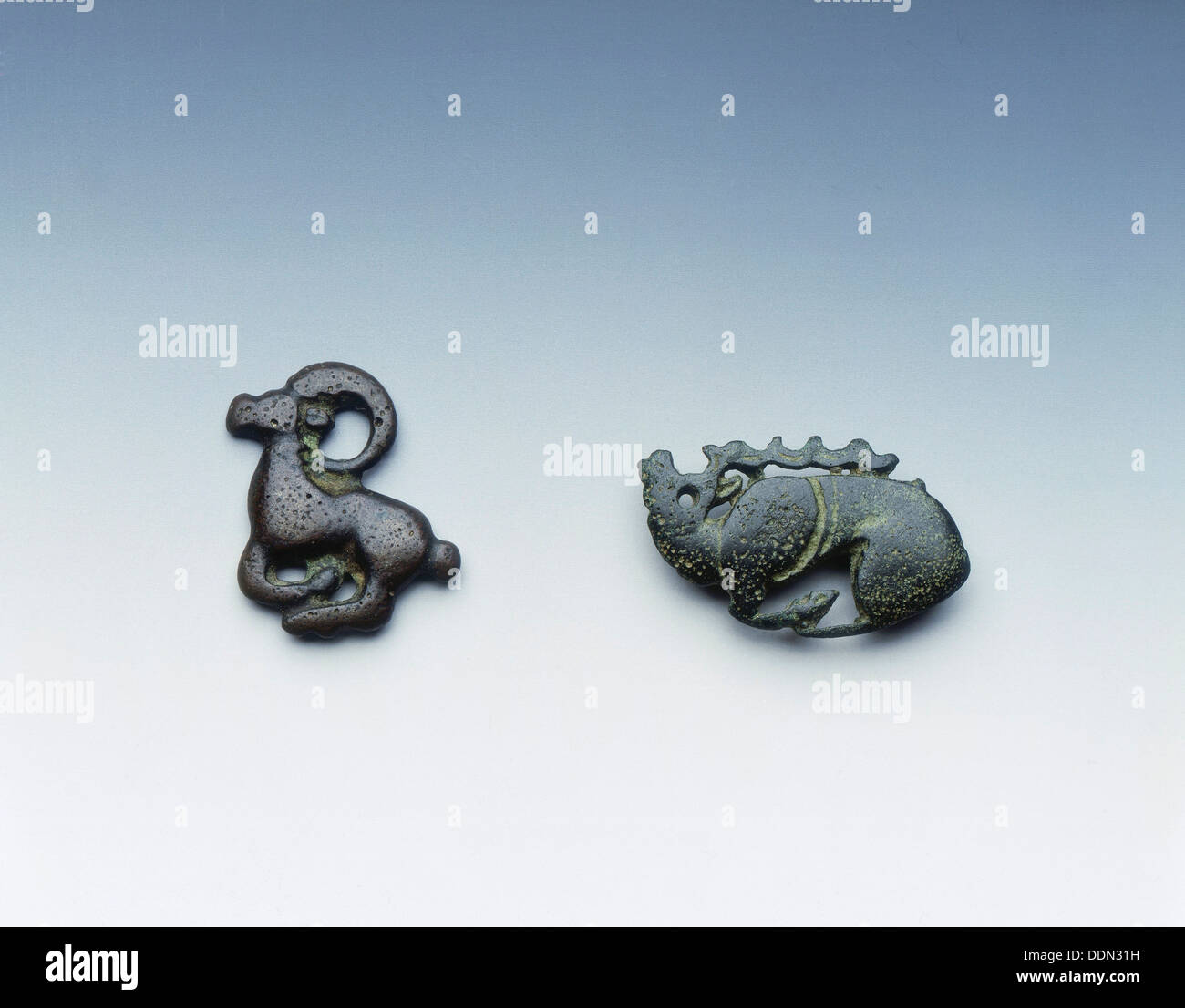 Deux bronzes d'Ordos, dynastie Zhou de l'Est, Chine, 6ème siècle avant JC. Artiste : Inconnu Banque D'Images