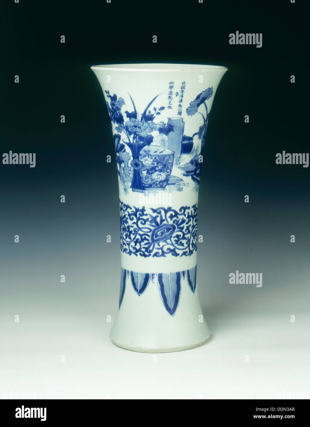 Vase trompette bleu et blanc, de la Chine, 1639. Artiste : Inconnu Banque D'Images