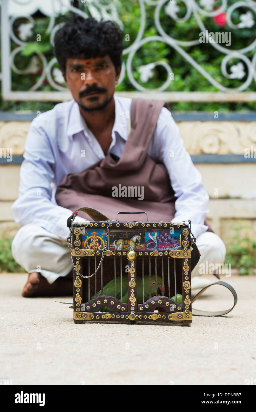 L'astrologue indien street / Fortune Teller d'un perroquet. L'Andhra Pradesh, Inde Banque D'Images