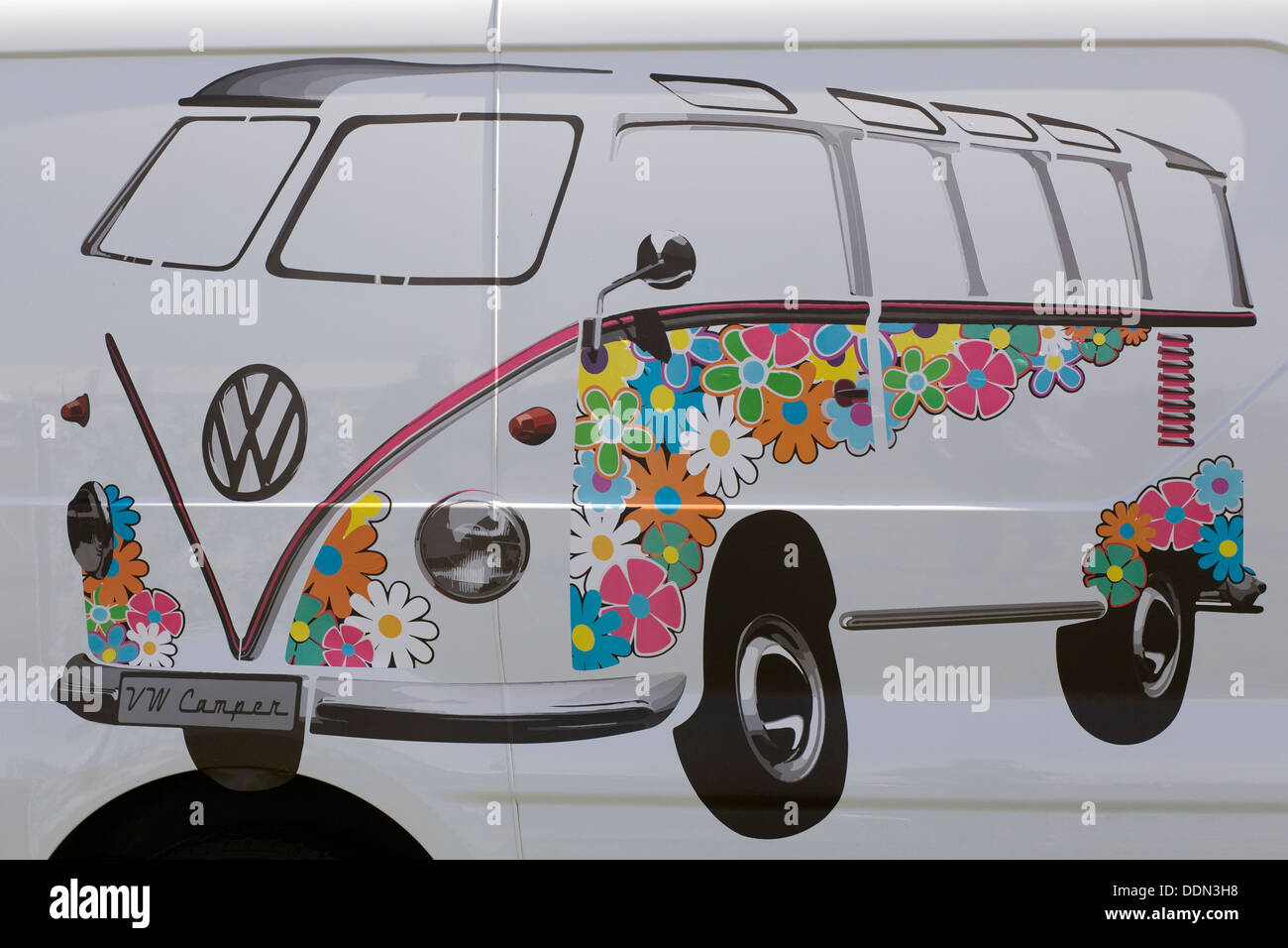Écran partagé Volkswagen Camper Van spray peint sur un camping-car Volkswagen Banque D'Images Écran partagé Volkswagen Camper Van spray peint sur un camping-car Volkswagen Banque D'Images