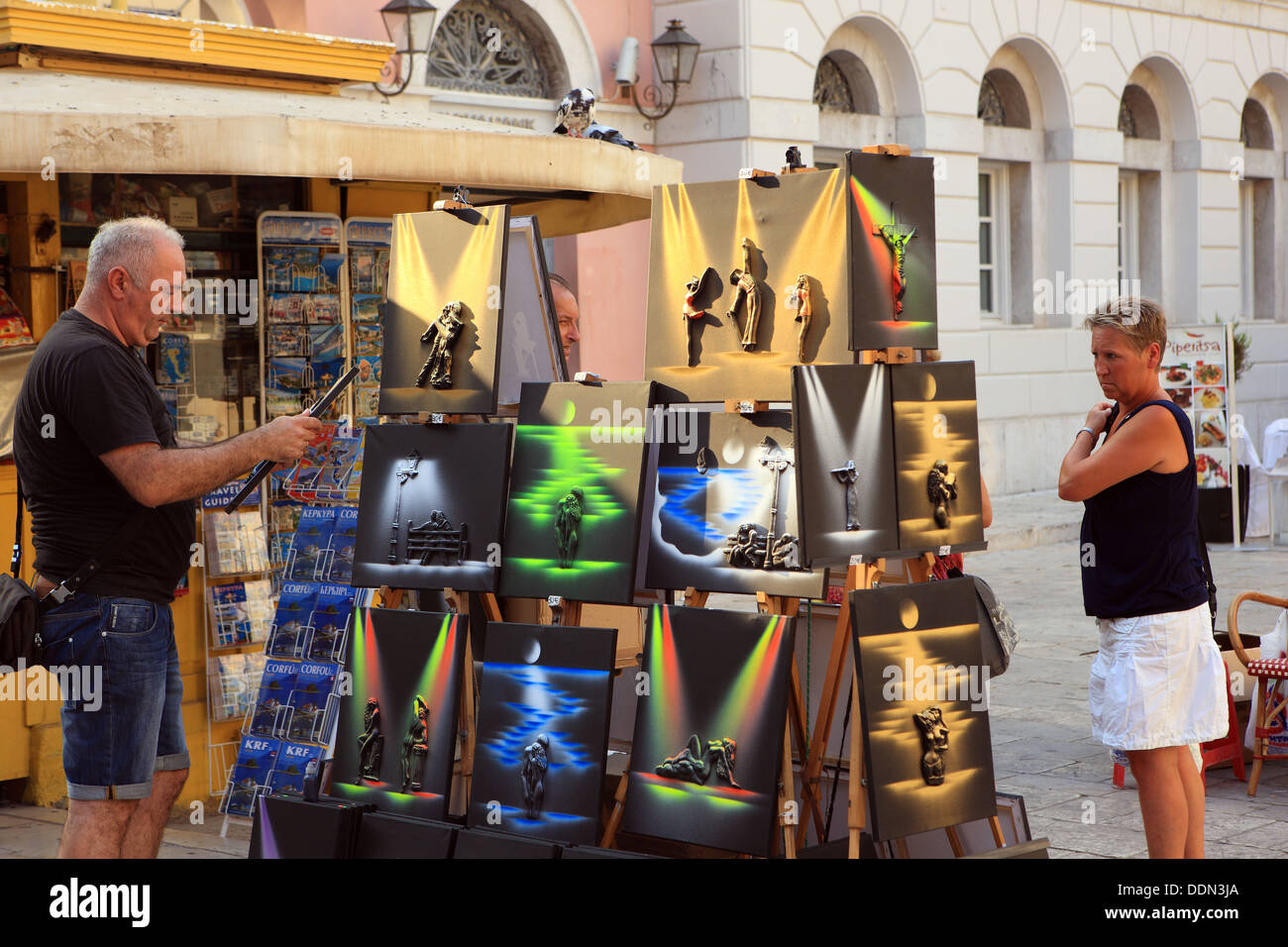 Les personnes à la recherche de l'art en vente dans les rues de la ville de Corfou Banque D'Images