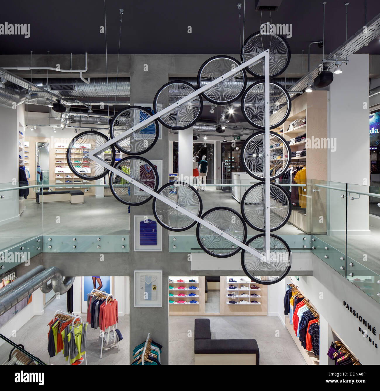 Le Coq Sportif - London Flagship Store, Londres, Royaume-Uni. Studio : Architecte, Oscar 2013. Intérieur du magasin montrant t Banque D'Images