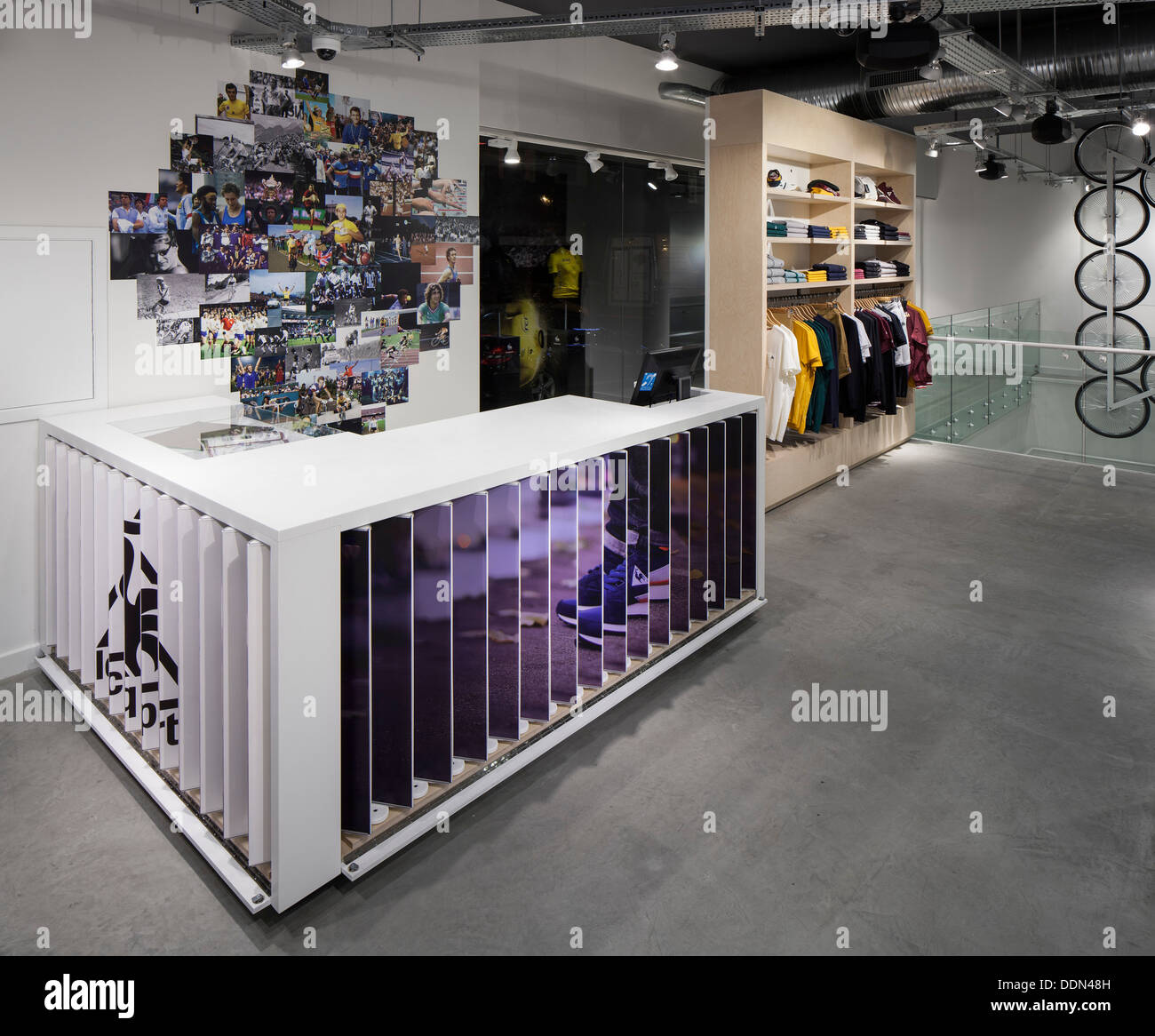 Le Coq Sportif - London Flagship Store, Londres, Royaume-Uni. Studio : Architecte, Oscar 2013. Comptoir du magasin et jusqu'à avec un r Banque D'Images