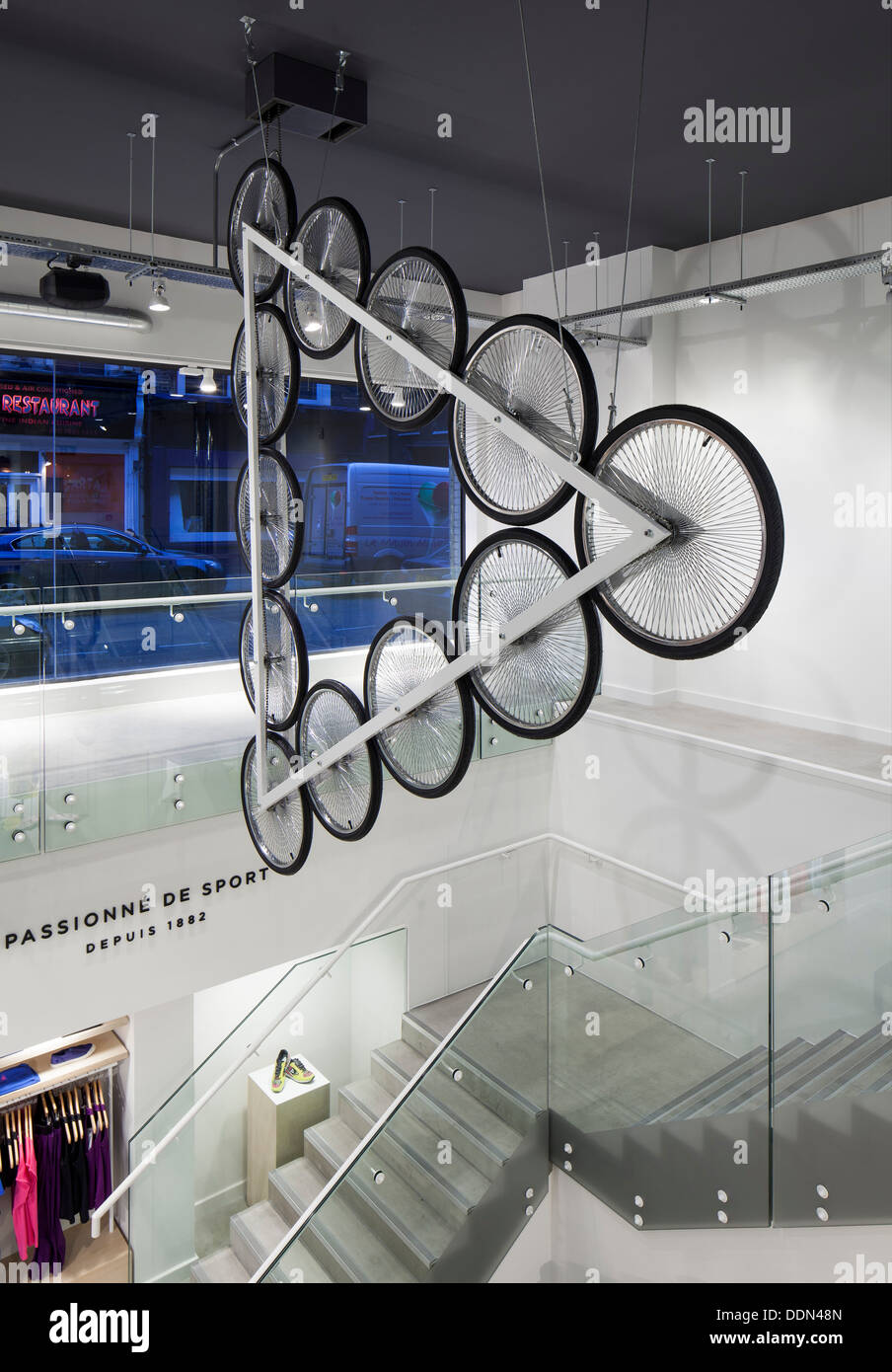Le Coq Sportif London Flagship Store Londres Royaume Uni. Studio Architecte Oscar 2013. Comptoir du magasin et du till merchan Photo Stock Alamy