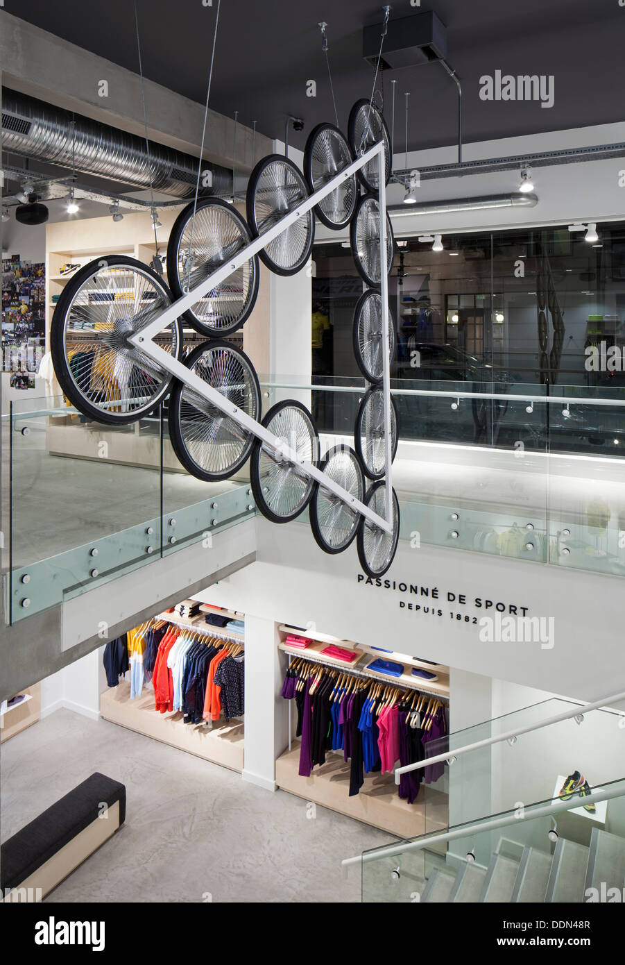 Le Coq Sportif - London Flagship Store, Londres, Royaume-Uni. Studio : Architecte, Oscar 2013. Intérieur du magasin montrant t Banque D'Images