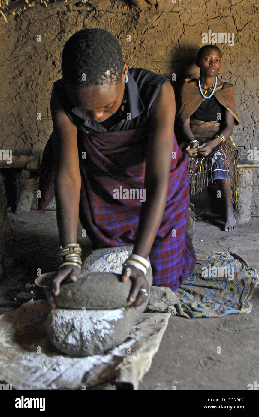 Les femmes masaï la préparation de nourriture traditionnelle. Collection de la Tanzanie Banque D'Images