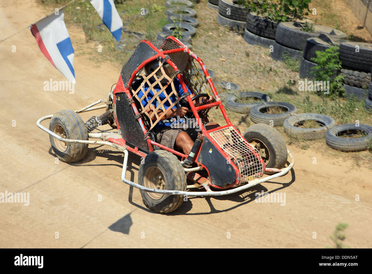 Mâle adulte dans un karting en Grèce Banque D'Images