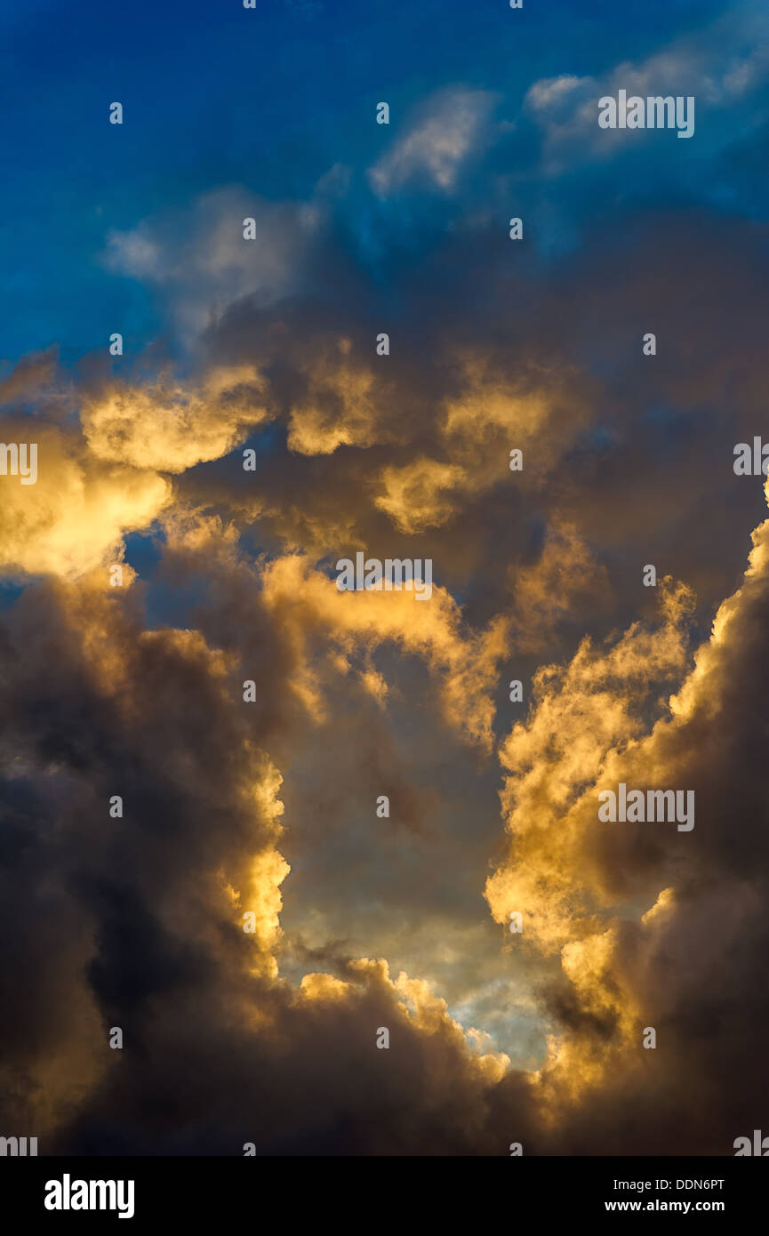 Ciel du matin spectaculaire avec des nuages de pluie Banque D'Images