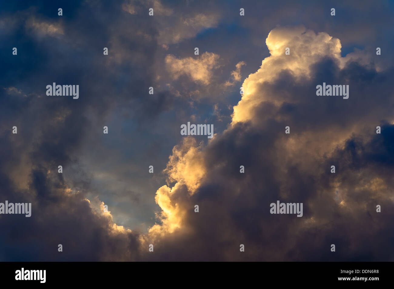 Ciel du matin spectaculaire avec des nuages de pluie Banque D'Images