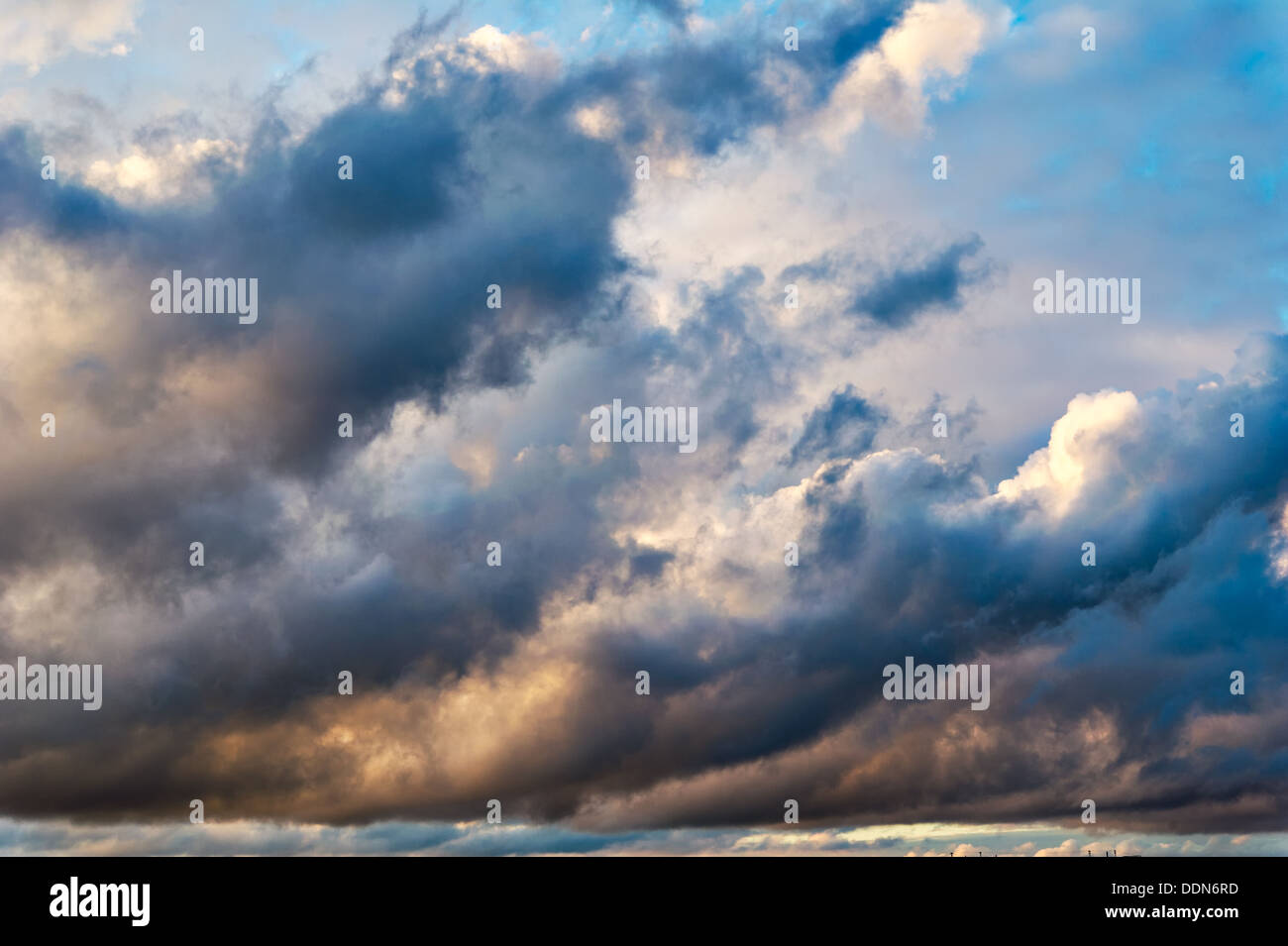 Ciel du matin spectaculaire avec des nuages de pluie Banque D'Images