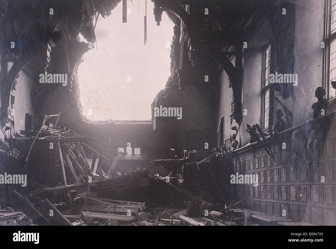 Vue de l'intérieur de Middle Temple Hall, City de Londres, après un raid aérien, c1941. Artiste : Anon Banque D'Images