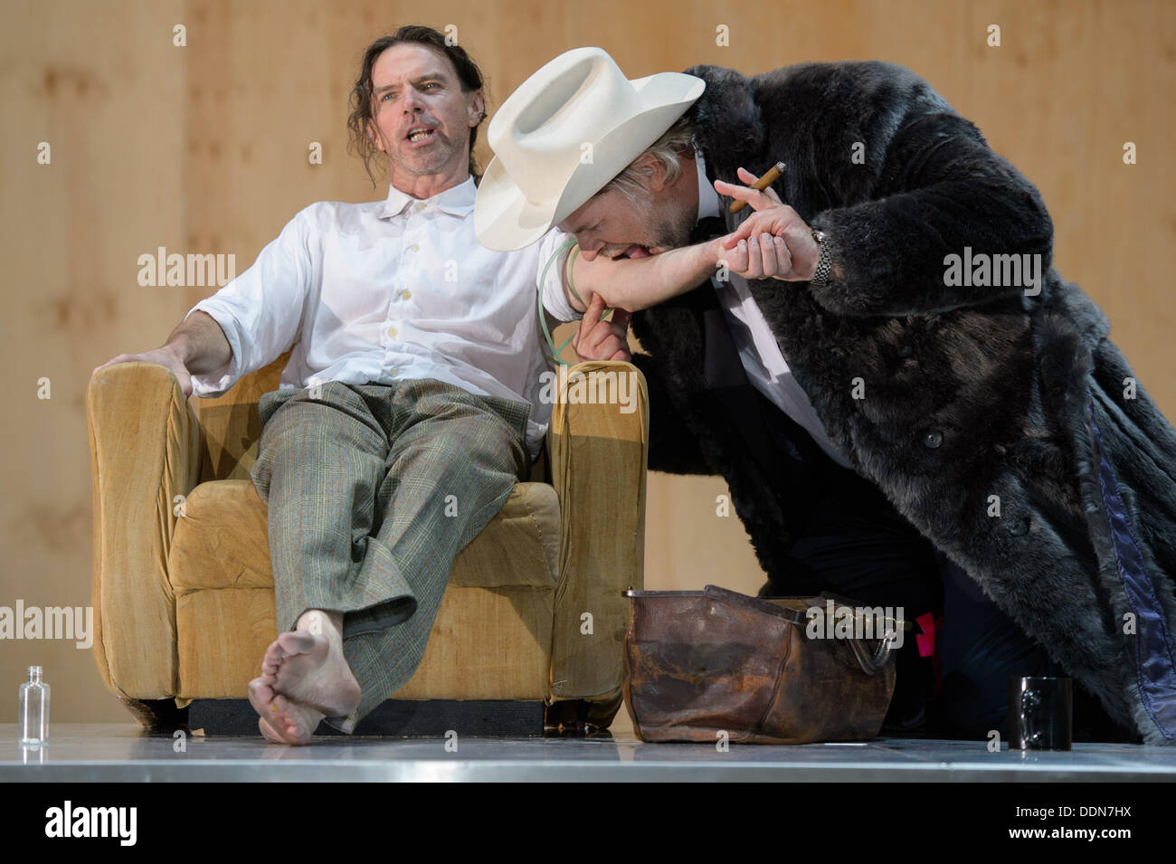 Weimar, Allemagne. Le 04 août, 2013. Lutz Salzmann comme Faust (L) et Sebastian comme Kowski Mephisto répéter Johann Wolfgang von Goethe's Faust : La première partie de la tragédie à l'Théâtre National Allemand de Weimar, Allemagne, 04 septembre 2013. La pièce de théâtre réalisé par Hasko premières Weber le 06 septembre 2013. Photo : Candy Welz/dpa/Alamy Live News Banque D'Images