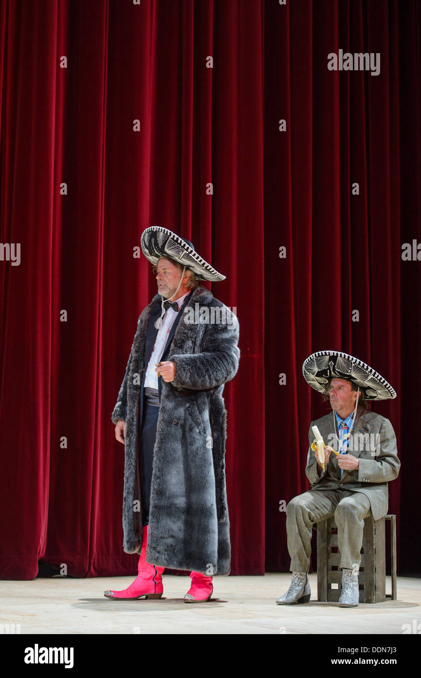 Weimar, Allemagne. Le 04 août, 2013. Lutz Salzmann comme Faust (R) et Sebastian comme Kowski Mephisto répéter Johann Wolfgang von Goethe's Faust : La première partie de la tragédie à l'Théâtre National Allemand de Weimar, Allemagne, 04 septembre 2013. La pièce de théâtre réalisé par Hasko premières Weber le 06 septembre 2013. Photo : Candy Welz/dpa/Alamy Live News Banque D'Images