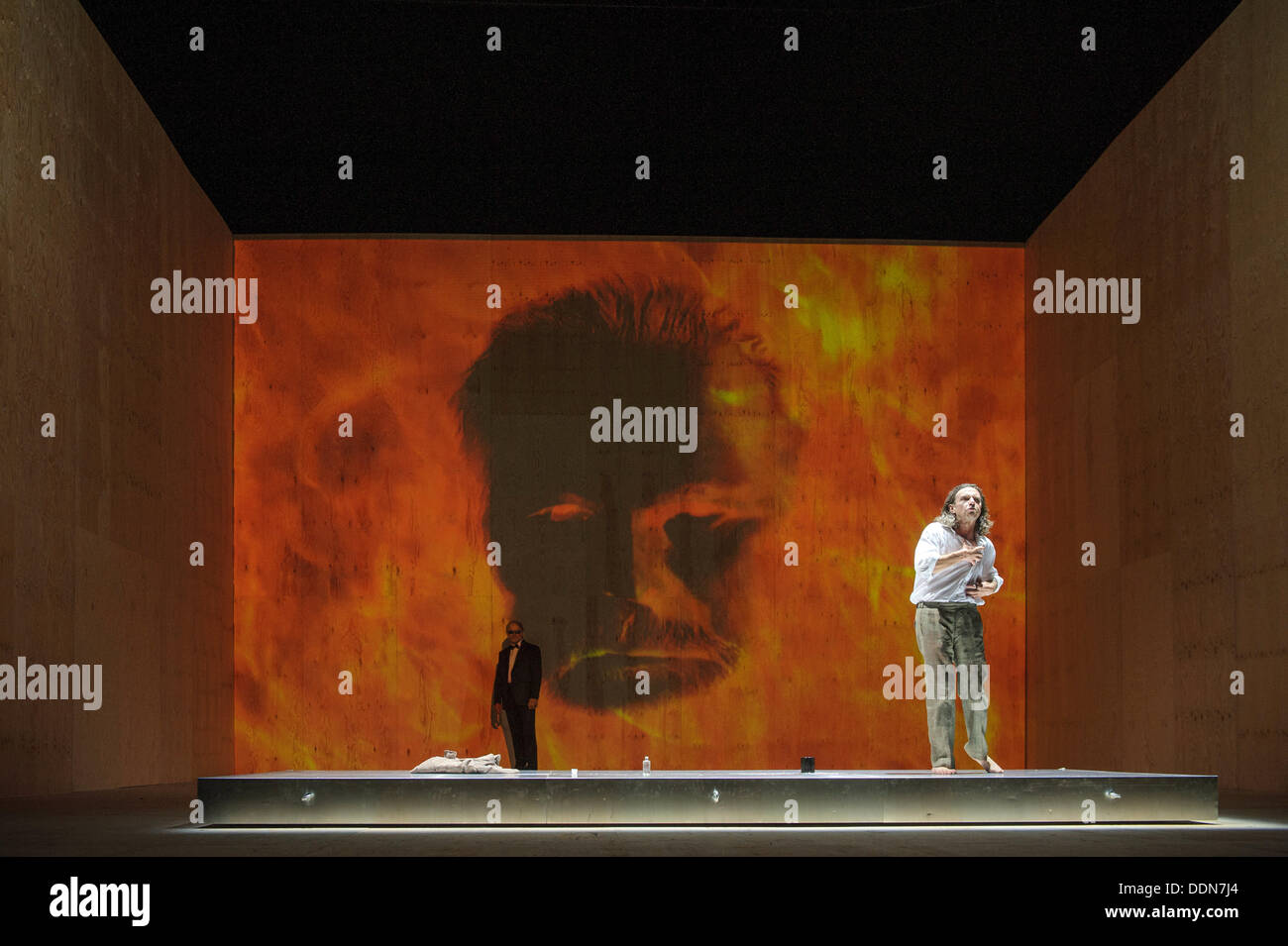 Weimar, Allemagne. Le 04 août, 2013. Lutz Salzmann comme Faust (R) et Sebastian comme Kowski Mephisto répéter Johann Wolfgang von Goethe's Faust : La première partie de la tragédie à l'Théâtre National Allemand de Weimar, Allemagne, 04 septembre 2013. La pièce de théâtre réalisé par Hasko premières Weber le 06 septembre 2013. Photo : Candy Welz/dpa/Alamy Live News Banque D'Images