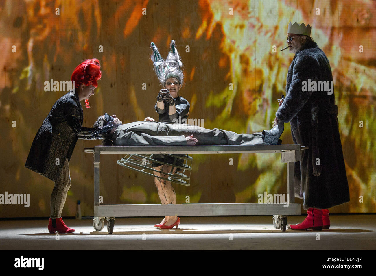 Weimar, Allemagne. Le 04 août, 2013. Marques de Roswitha (L-R) en tant que sorcière, Lutz Salzmann comme Faust, Elke Wieditz comme sorcière et Sebastian comme Kowski Mephisto répéter Johann Wolfgang von Goethe's Faust : La première partie de la tragédie à l'Théâtre National Allemand de Weimar, Allemagne, 04 septembre 2013. La pièce de théâtre réalisé par Hasko premières Weber le 06 septembre 2013. Photo : Candy Welz/dpa/Alamy Live News Banque D'Images