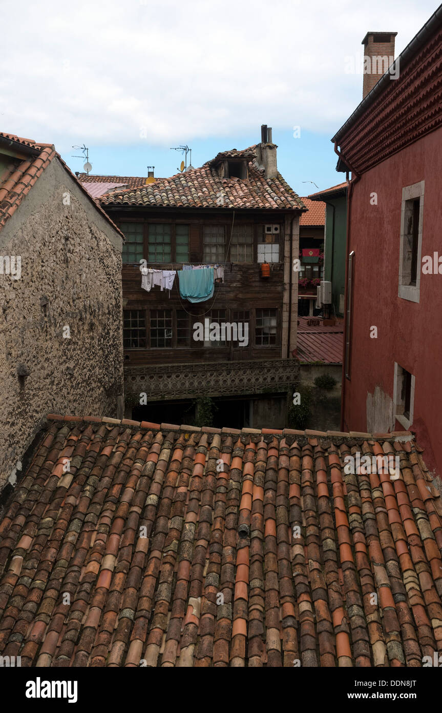 Les toits en terre cuite dans la vieille ville de Llanes, Asturias, Espagne Banque D'Images