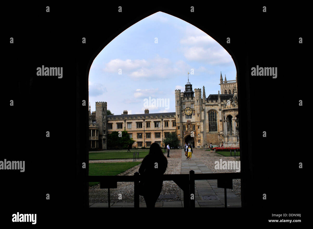 La silhouette d'une femme regarde Trinity Hall, Université de Cambridge, Royaume-Uni Banque D'Images