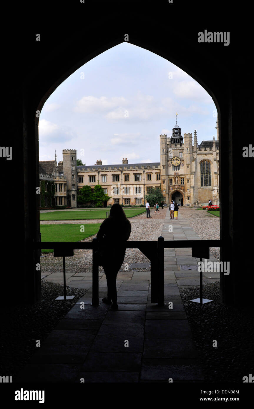 La silhouette d'une femme regarde Trinity Hall, Université de Cambridge, Royaume-Uni Banque D'Images