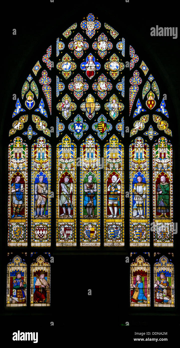 Le vitrail de la fenêtre de l'ouest à l'intérieur de l'église paroissiale de St Laurence Ludlow, England, UK Banque D'Images