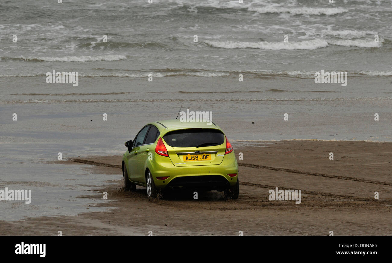 Le présentateur de Top Gear Jeremy Clarkson met une voiture Ford Fiesta à l'épreuve avec la Marine marines sur la plage de Instow, Devon, UK Banque D'Images