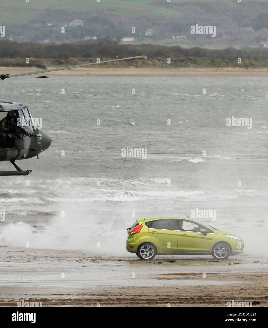 Le présentateur de Top Gear Jeremy Clarkson met une voiture Ford Fiesta à l'épreuve avec la Marine marines sur la plage de Instow, Devon, UK Banque D'Images