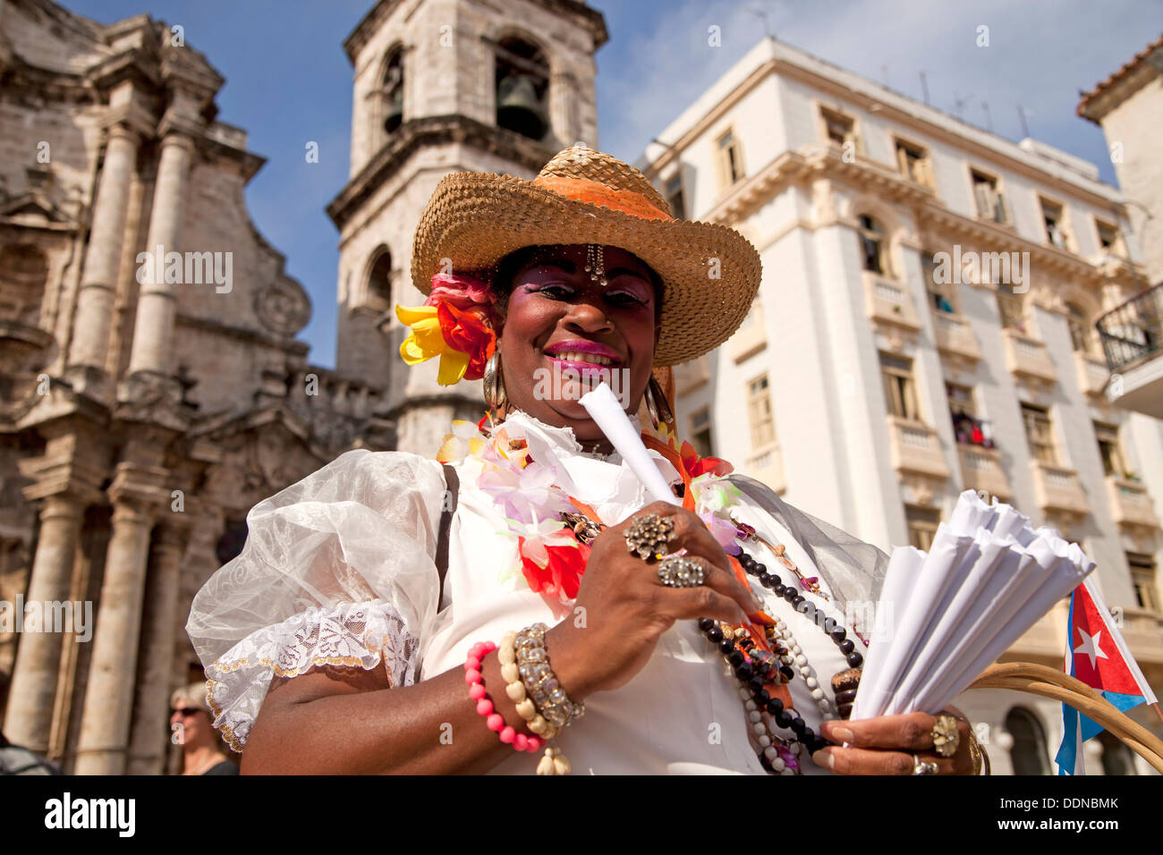 Femme robe traditionnelle cubaine dans la vente des cigares, en face de la cathédrale de La Havane Banque D'Images