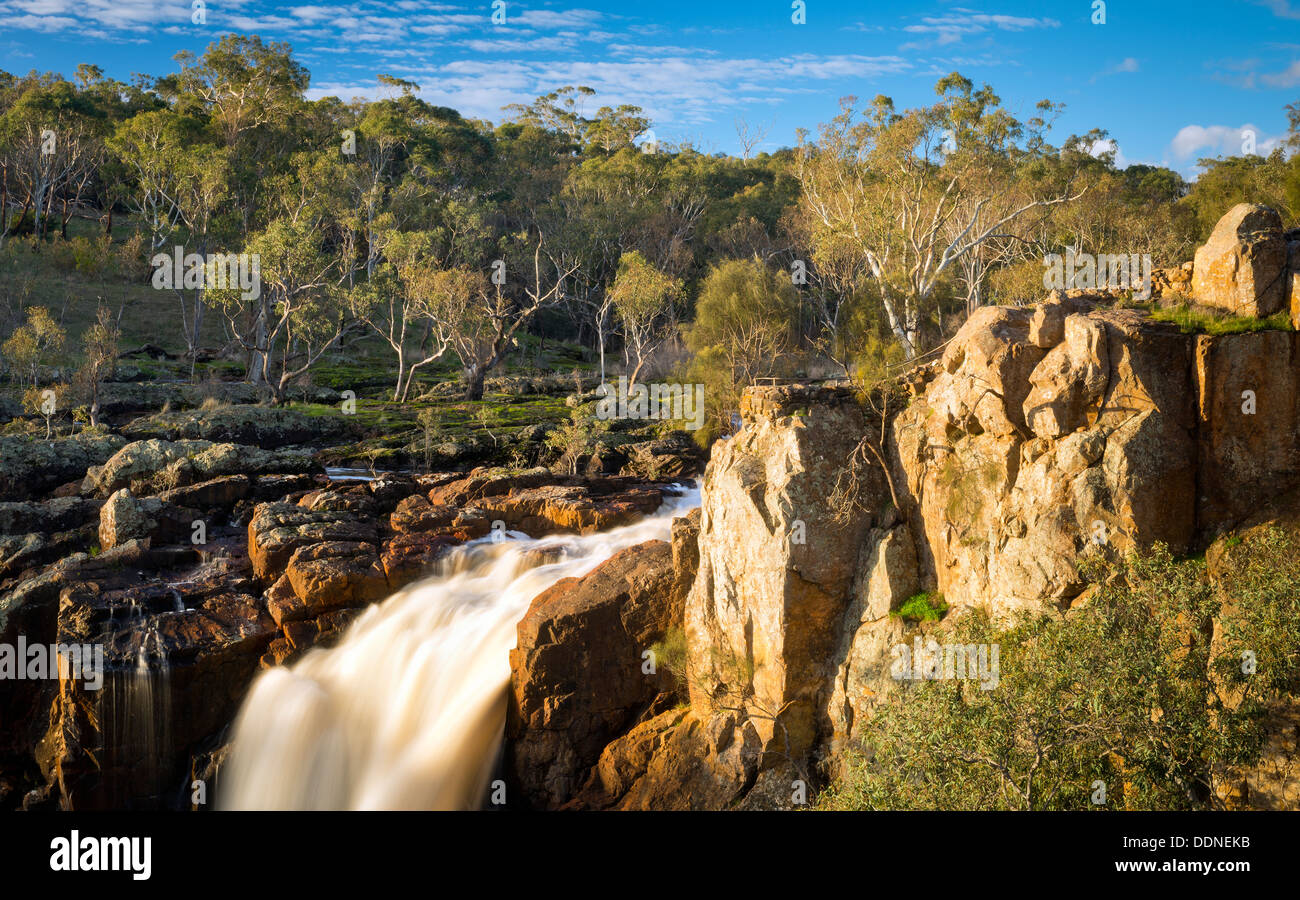 De belles chutes d'Nigretta dans l'ouest de Victoria, Australie avec haut débit durant l'hiver en accéléré Banque D'Images