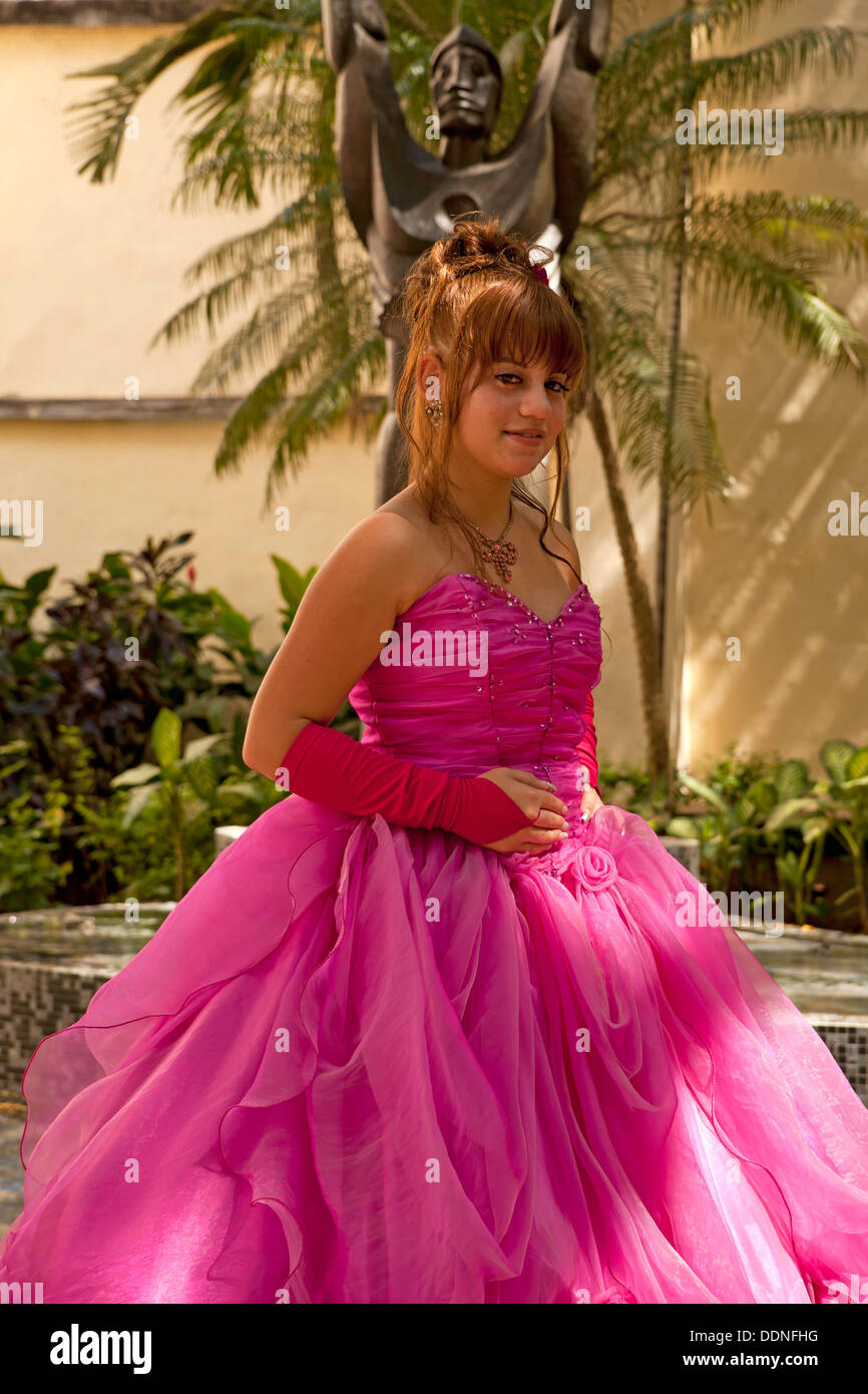 Jeune fille habillé pour la Quinceanera ou le coing, la célébration d'une jeune fille de 15 ans à La Havane, Cuba, Caraïbes Banque D'Images