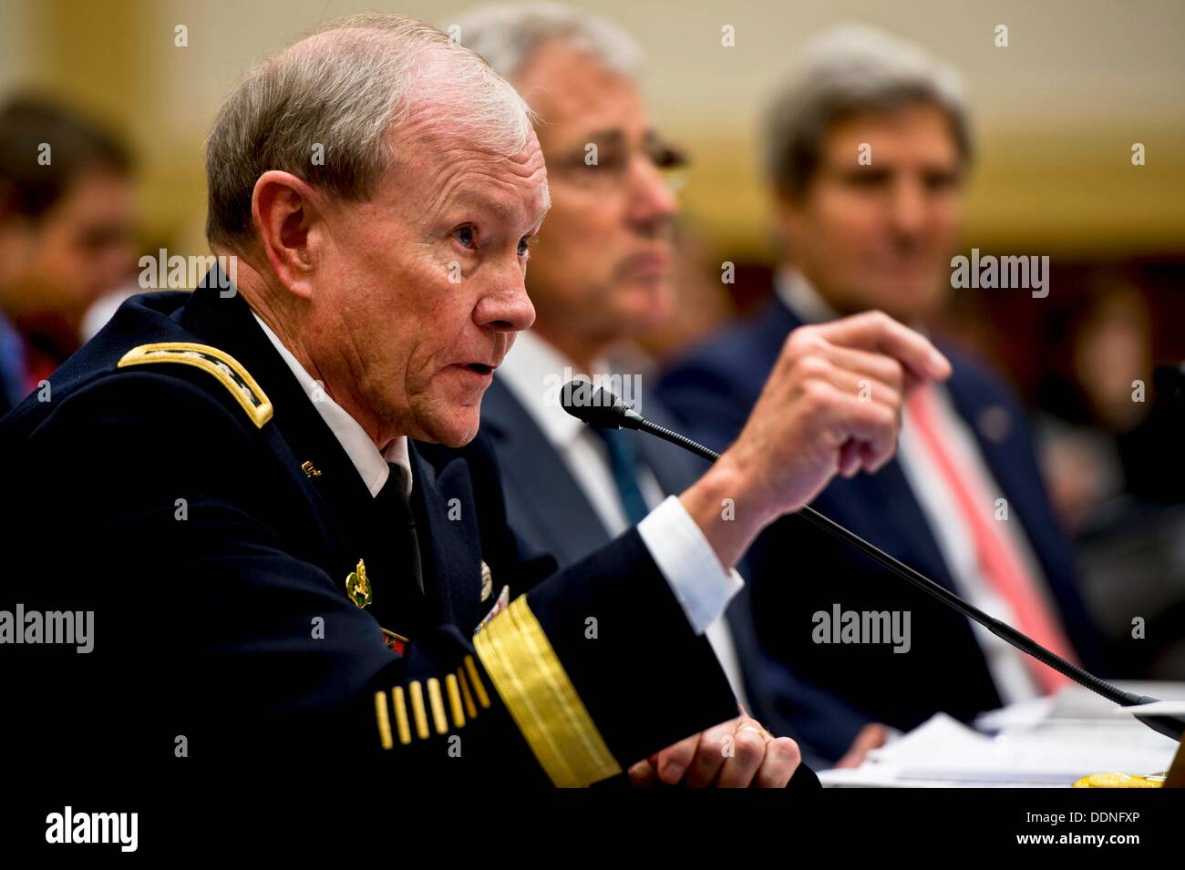 Le président américain de l'état-major général Martin Dempsey lors d'une audition sur la Syrie devant le comité des affaires étrangères de la Chambre des représentants le 4 septembre 2013 à Washington DC. Au cours de l'audience, Kerry, Hagel et chef de l'état-major général Martin Dempsey a discuté une possible intervention militaire en réponse à l'utilisation d'armes chimiques par la Syrie sur leur propre peuple. Banque D'Images