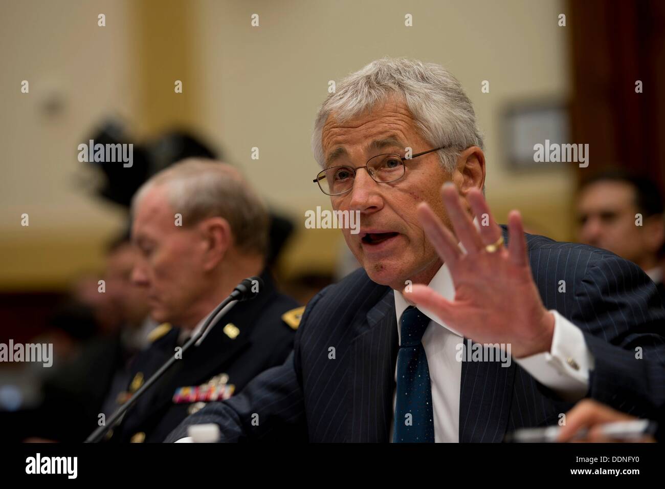 Le secrétaire américain à la défense Chuck Hagel lors d'une audition sur la Syrie devant le comité des affaires étrangères de la Chambre des représentants le 4 septembre 2013 à Washington DC. Au cours de l'audience, Kerry, Hagel et chef de l'état-major général Martin Dempsey a discuté une possible intervention militaire en réponse à l'utilisation d'armes chimiques par la Syrie sur leur propre peuple. Banque D'Images