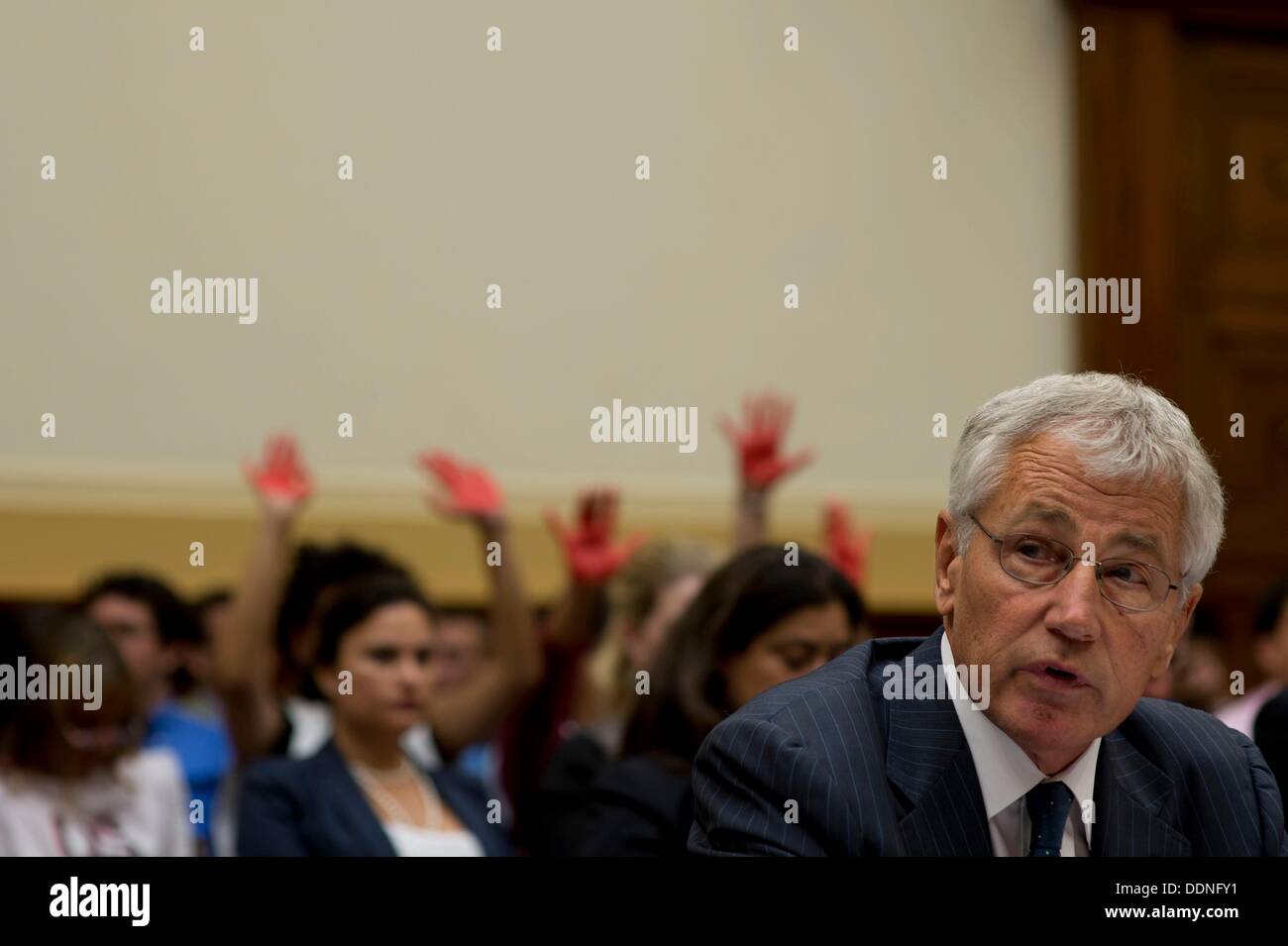 Le secrétaire américain à la défense Chuck Hagel lors d'une audition sur la Syrie devant le comité des affaires étrangères de la Chambre des représentants le 4 septembre 2013 à Washington DC. Au cours de l'audience, Kerry, Hagel et chef de l'état-major général Martin Dempsey a discuté une possible intervention militaire en réponse à l'utilisation d'armes chimiques par la Syrie sur leur propre peuple. Banque D'Images