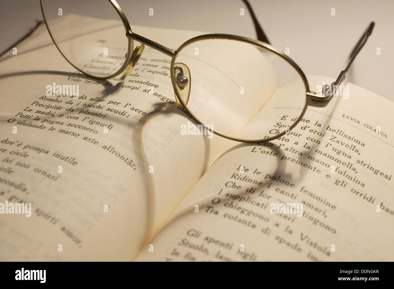 Verres sur l'amour poèmes livre Banque D'Images