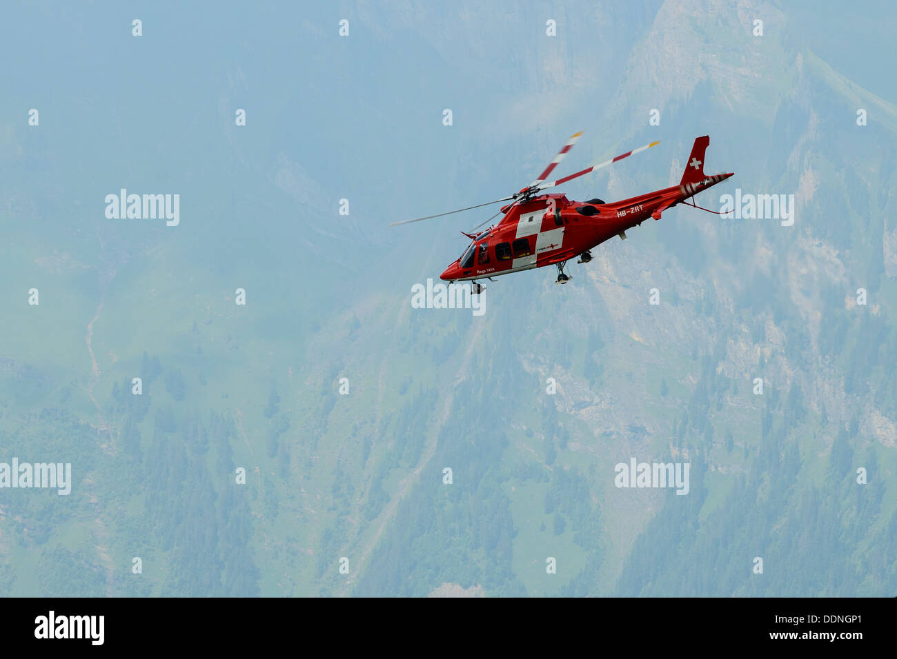 AgustaWestland Da Vinci de l'hélicoptère de sauvetage de la REGA Swiss Air Service en action près de Grindelwald Banque D'Images