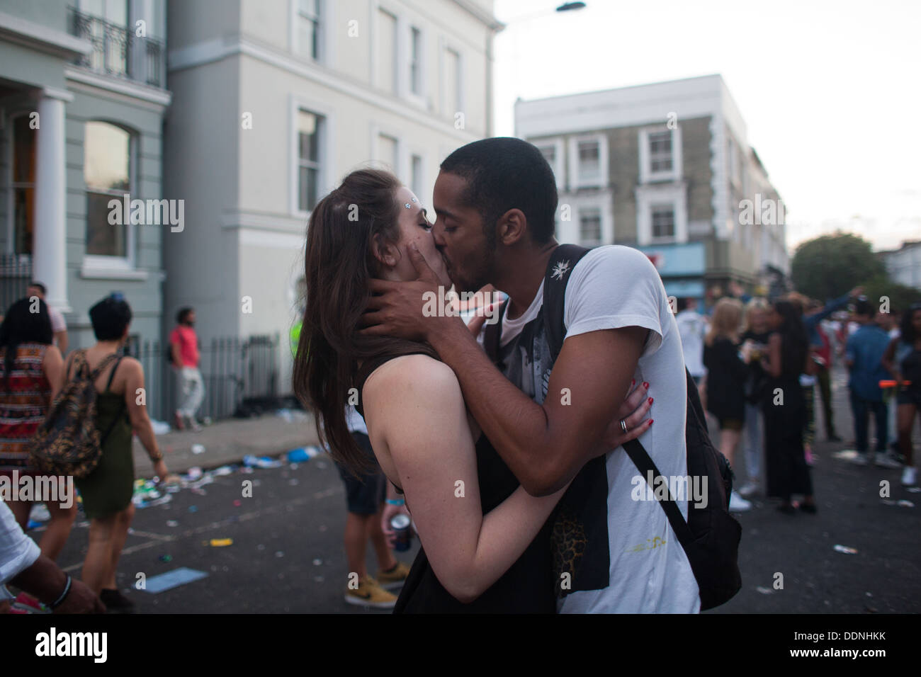 Quelques baisers dans la rue dans la lumière mourante du carnaval. Le salon est terminé et la partie de la rue est en cours de démarrage. Banque D'Images