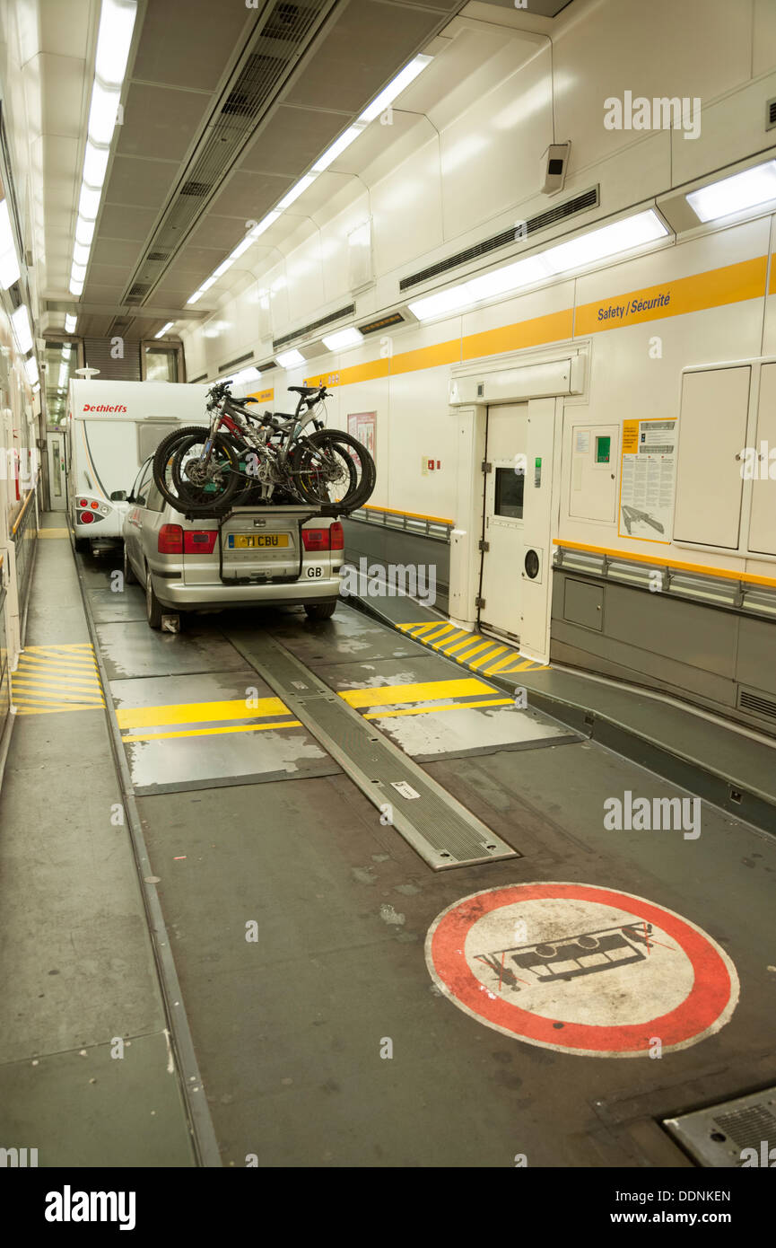 Véhicules sur le train Eurotunnel Banque D'Images