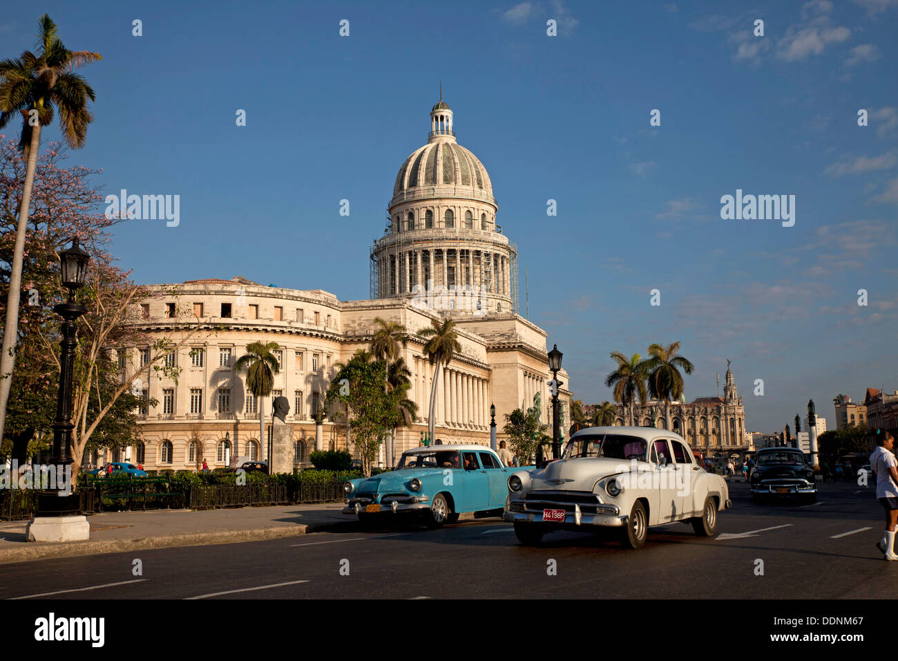 Nous classique voiture et El Capitolio dans le centre de La Havane, Cuba, Caraïbes Banque D'Images