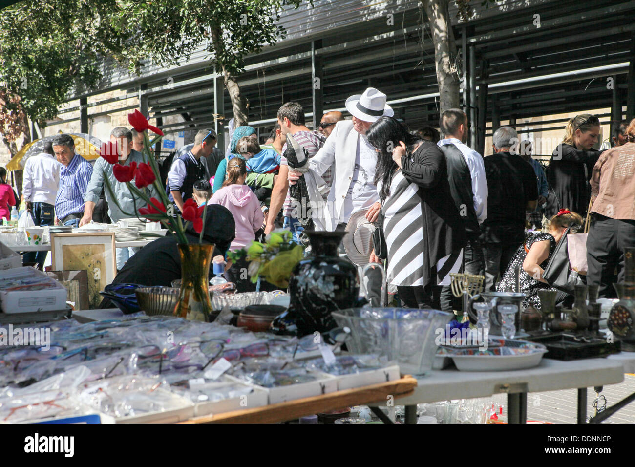 Les acheteurs au marché aux puces, Jaffa, Israël Banque D'Images