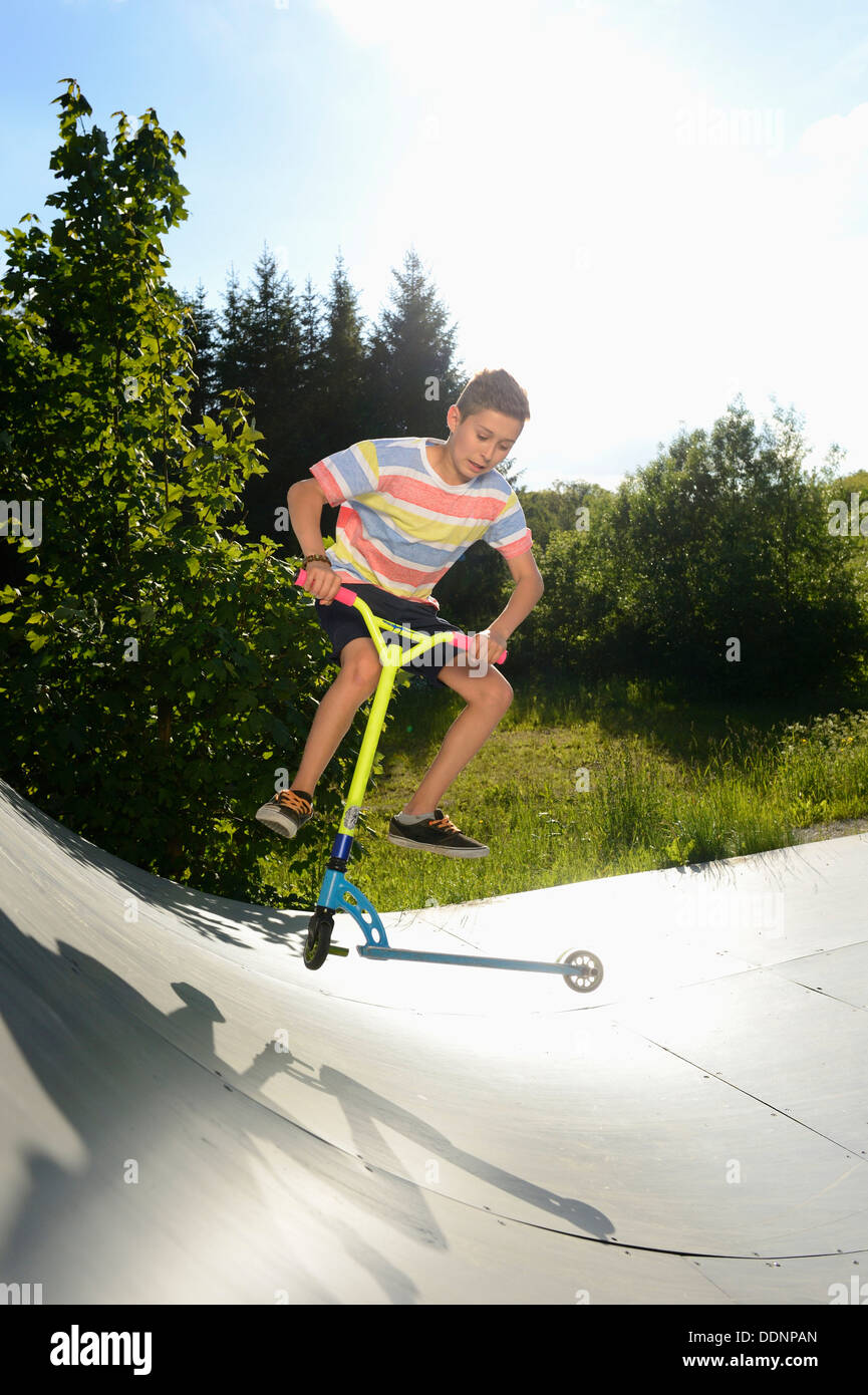 Garçon avec scooter dans un skatepark Banque D'Images