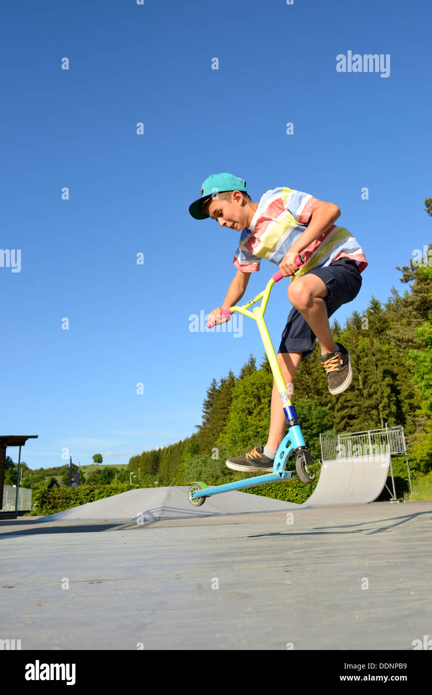 Garçon avec scooter dans un skatepark Banque D'Images