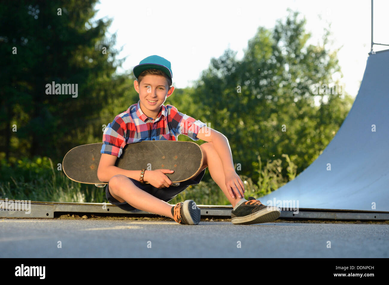 Garçon avec roulettes dans un skatepark Banque D'Images