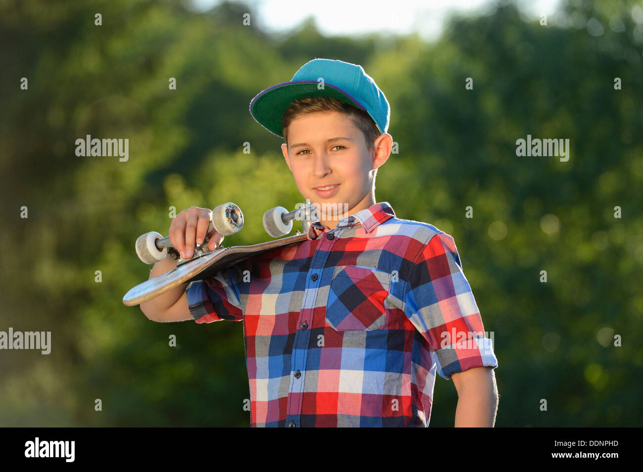 Garçon avec skateboard, portrait Banque D'Images