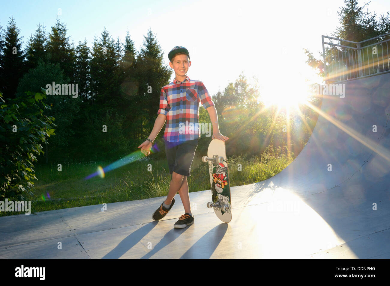 Garçon avec roulettes dans un skatepark Banque D'Images